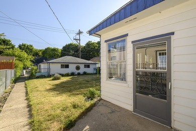 Move right into this well-maintained 2-bedroom, 1-bath Milwaukee - photo 16