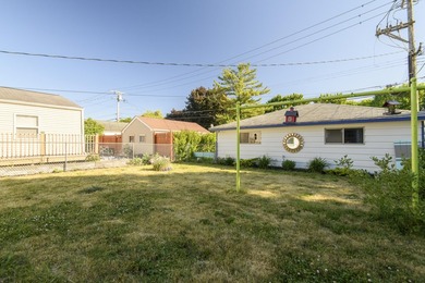 Move right into this well-maintained 2-bedroom, 1-bath Milwaukee - photo 17