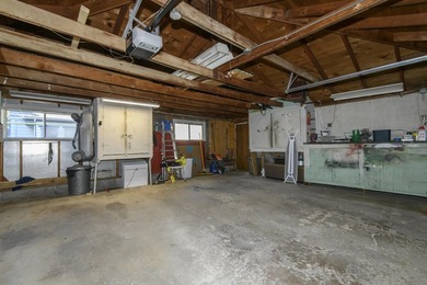 Move right into this well-maintained 2-bedroom, 1-bath Milwaukee - photo 20