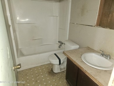 College Park S/D. 3 bed, 2 bath with nearly 1400 sq.ft. Solid - photo 6