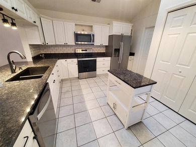 Spacious home, 2 Bedrooms with a Bonus Room, in a gated - photo 11