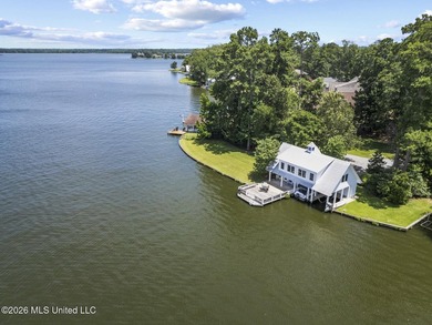 Waterfront living at its best! Tucked away on a quiet cul-de-sac - photo 1