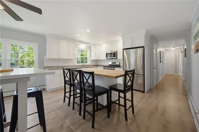 Beautifully maintained single level offering 3 bedrooms, 3 full - photo 11