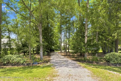 Waterfront living at its best! Tucked away on a quiet cul-de-sac - photo 2