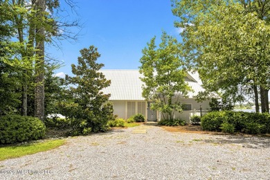 Waterfront living at its best! Tucked away on a quiet cul-de-sac - photo 3