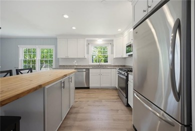 Beautifully maintained single level offering 3 bedrooms, 3 full - photo 13
