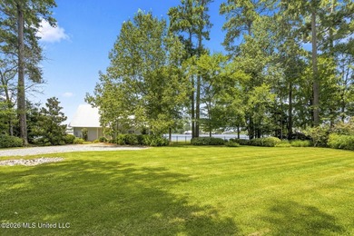 Waterfront living at its best! Tucked away on a quiet cul-de-sac - photo 4