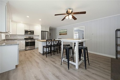 Beautifully maintained single level offering 3 bedrooms, 3 full - photo 15