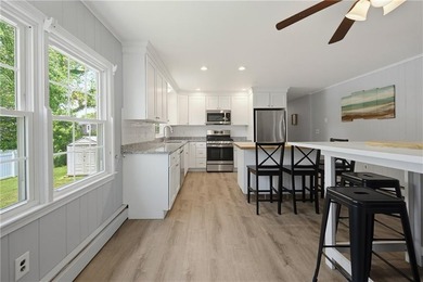 Beautifully maintained single level offering 3 bedrooms, 3 full - photo 16