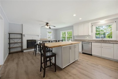 Beautifully maintained single level offering 3 bedrooms, 3 full - photo 17