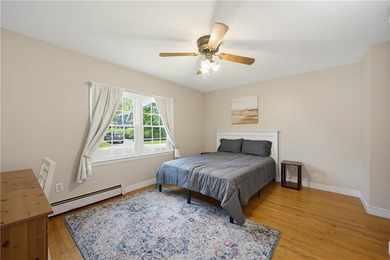 Beautifully maintained single level offering 3 bedrooms, 3 full - photo 21