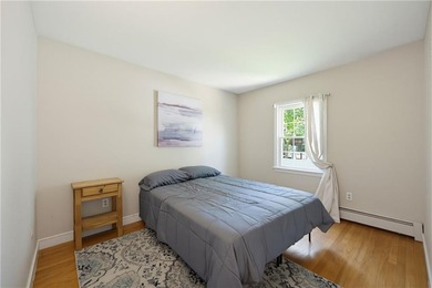Beautifully maintained single level offering 3 bedrooms, 3 full - photo 23