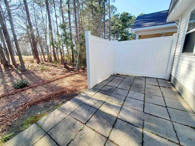 Spacious home, 2 Bedrooms with a Bonus Room, in a gated - photo 24
