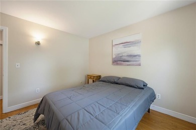 Beautifully maintained single level offering 3 bedrooms, 3 full - photo 24
