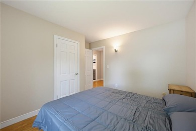 Beautifully maintained single level offering 3 bedrooms, 3 full - photo 25
