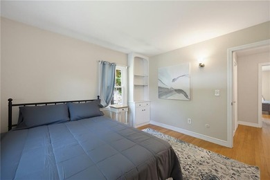 Beautifully maintained single level offering 3 bedrooms, 3 full - photo 27