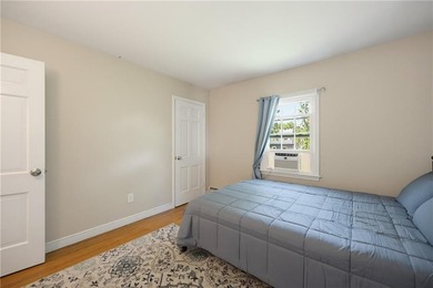 Beautifully maintained single level offering 3 bedrooms, 3 full - photo 28