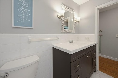 Beautifully maintained single level offering 3 bedrooms, 3 full - photo 30