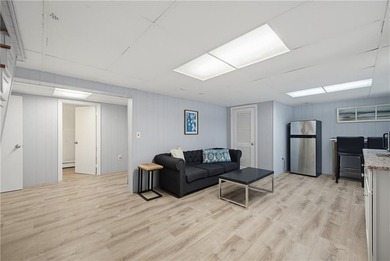 Beautifully maintained single level offering 3 bedrooms, 3 full - photo 31