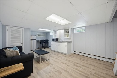 Beautifully maintained single level offering 3 bedrooms, 3 full - photo 32