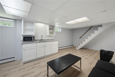 Beautifully maintained single level offering 3 bedrooms, 3 full - photo 33