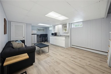 Beautifully maintained single level offering 3 bedrooms, 3 full - photo 34