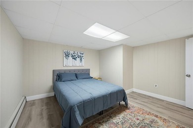 Beautifully maintained single level offering 3 bedrooms, 3 full - photo 36