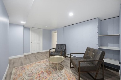 Beautifully maintained single level offering 3 bedrooms, 3 full - photo 37