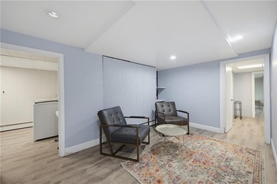Beautifully maintained single level offering 3 bedrooms, 3 full - photo 38