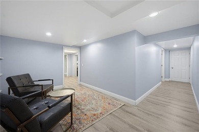 Beautifully maintained single level offering 3 bedrooms, 3 full - photo 39