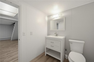 Beautifully maintained single level offering 3 bedrooms, 3 full - photo 40