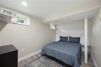 Beautifully maintained single level offering 3 bedrooms, 3 full - photo 41