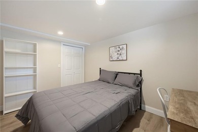 Beautifully maintained single level offering 3 bedrooms, 3 full - photo 42