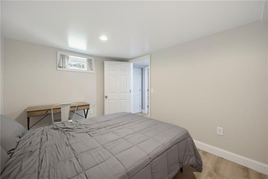 Beautifully maintained single level offering 3 bedrooms, 3 full - photo 43