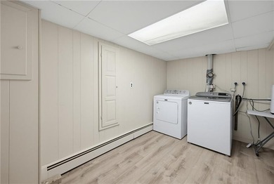 Beautifully maintained single level offering 3 bedrooms, 3 full - photo 44