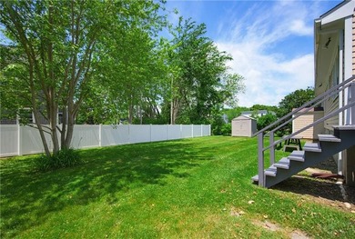 Beautifully maintained single level offering 3 bedrooms, 3 full - photo 47