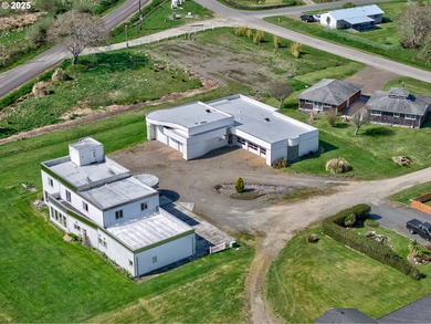 Ilwaco 3,600 sq ft custom house & garage, city water & sewer - photo 2