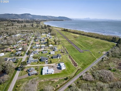 Ilwaco 3,600 sq ft custom house & garage, city water & sewer - photo 6