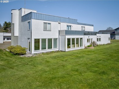Ilwaco 3,600 sq ft custom house & garage, city water & sewer - photo 7