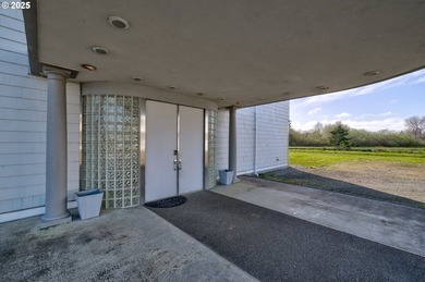 Ilwaco 3,600 sq ft custom house & garage, city water & sewer - photo 9