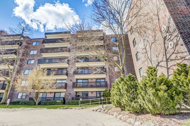 (private lake, pond, creek) Condo For Sale in Gurnee Illinois