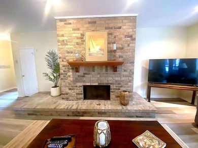Spacious ground-floor 2-bedroom, 2.5-bath corner unit with a - photo 5
