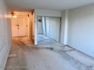 This bright & sunny 1 bedroom Co-Op is in a luxury building w/ - photo 6