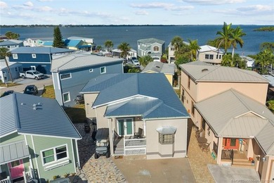 (private lake, pond, coastal) Home For Sale in Jensen Beach Florida