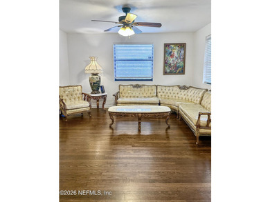 Move in ready!!! A very well maintained & clean all brick mid - photo 8