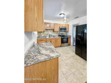 Move in ready!!! A very well maintained & clean all brick mid - photo 9