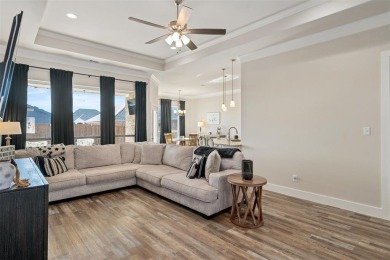 Quality Craftsmanship in a Prime Location! This stunning move-in - photo 4