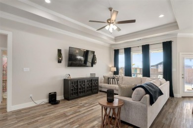 Quality Craftsmanship in a Prime Location! This stunning move-in - photo 5