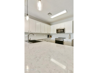 Move right into this beautifully maintained, fully furnished - photo 10