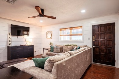 Waterfront retreat on sought-after Tanglewood Island, spanning - photo 11